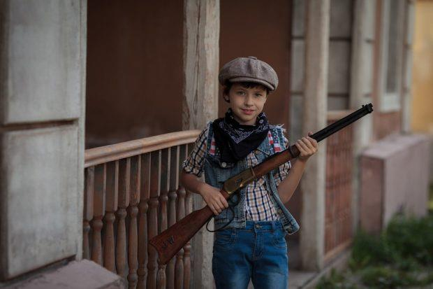 новогодний костюм охотника для мальчика. мальчик с ружьем и милый дом. мальчик с ружьем и милый дом. дети на охоте. войнушку детей.