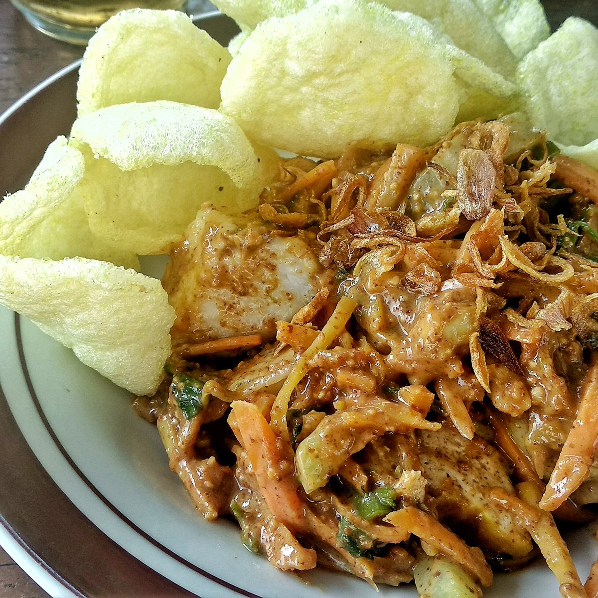 kulinerbgr's tweet photo. Sarapan apa hari ini?
Gado-Gado di jalan masuk perumahan Babakan Sari ini enaakkk. Bumbunya lekoh, mantep dan harganya 12rb aja
Udah 16 tahun aja jualan gado-gado
#kulinerbgr #daharbae https://t.co/VcpM4PYWMJ