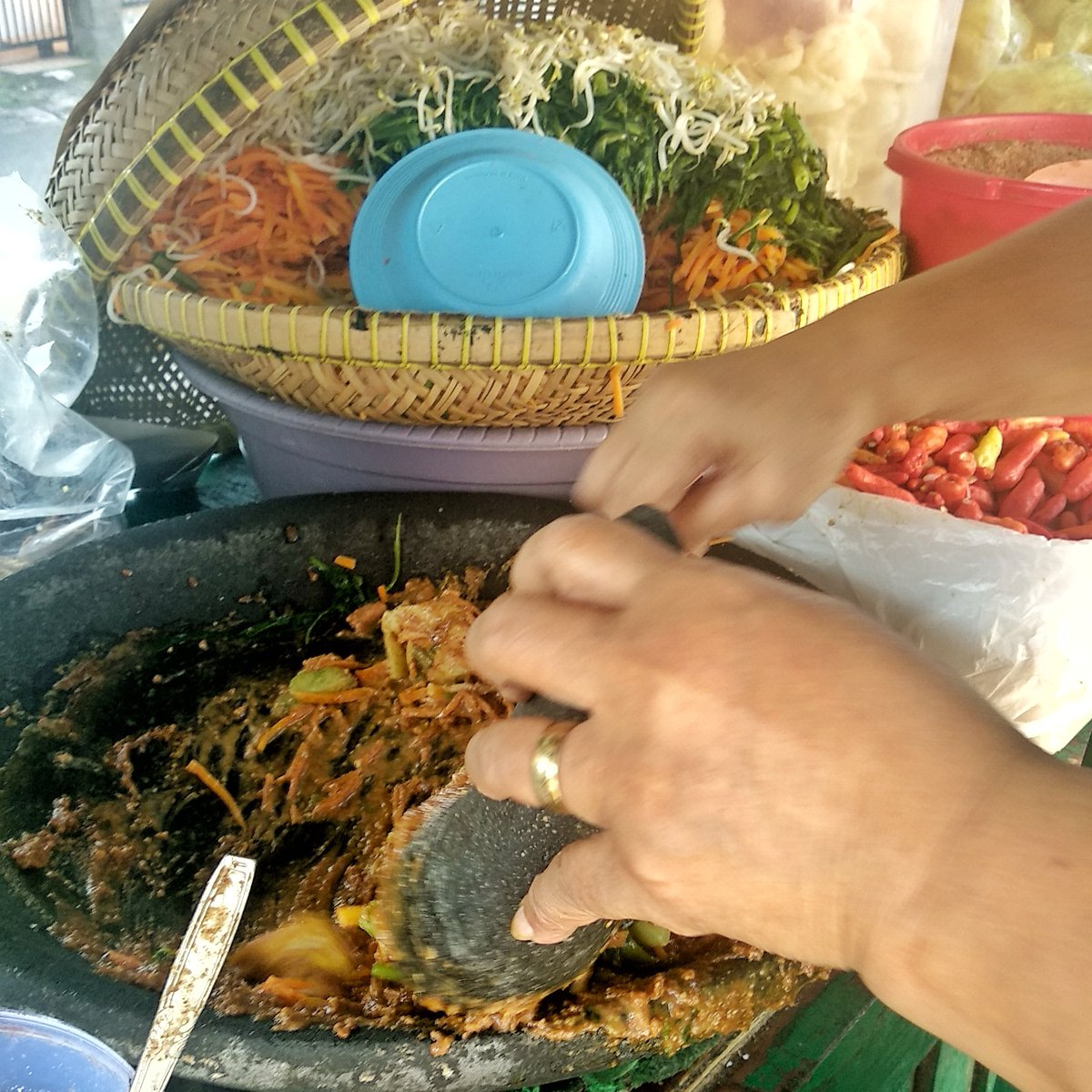 kulinerbgr's tweet photo. Sarapan apa hari ini?
Gado-Gado di jalan masuk perumahan Babakan Sari ini enaakkk. Bumbunya lekoh, mantep dan harganya 12rb aja
Udah 16 tahun aja jualan gado-gado
#kulinerbgr #daharbae https://t.co/VcpM4PYWMJ