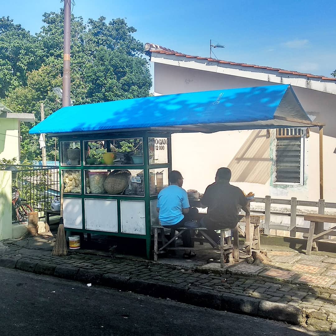 kulinerbgr's tweet photo. Sarapan apa hari ini?
Gado-Gado di jalan masuk perumahan Babakan Sari ini enaakkk. Bumbunya lekoh, mantep dan harganya 12rb aja
Udah 16 tahun aja jualan gado-gado
#kulinerbgr #daharbae https://t.co/VcpM4PYWMJ