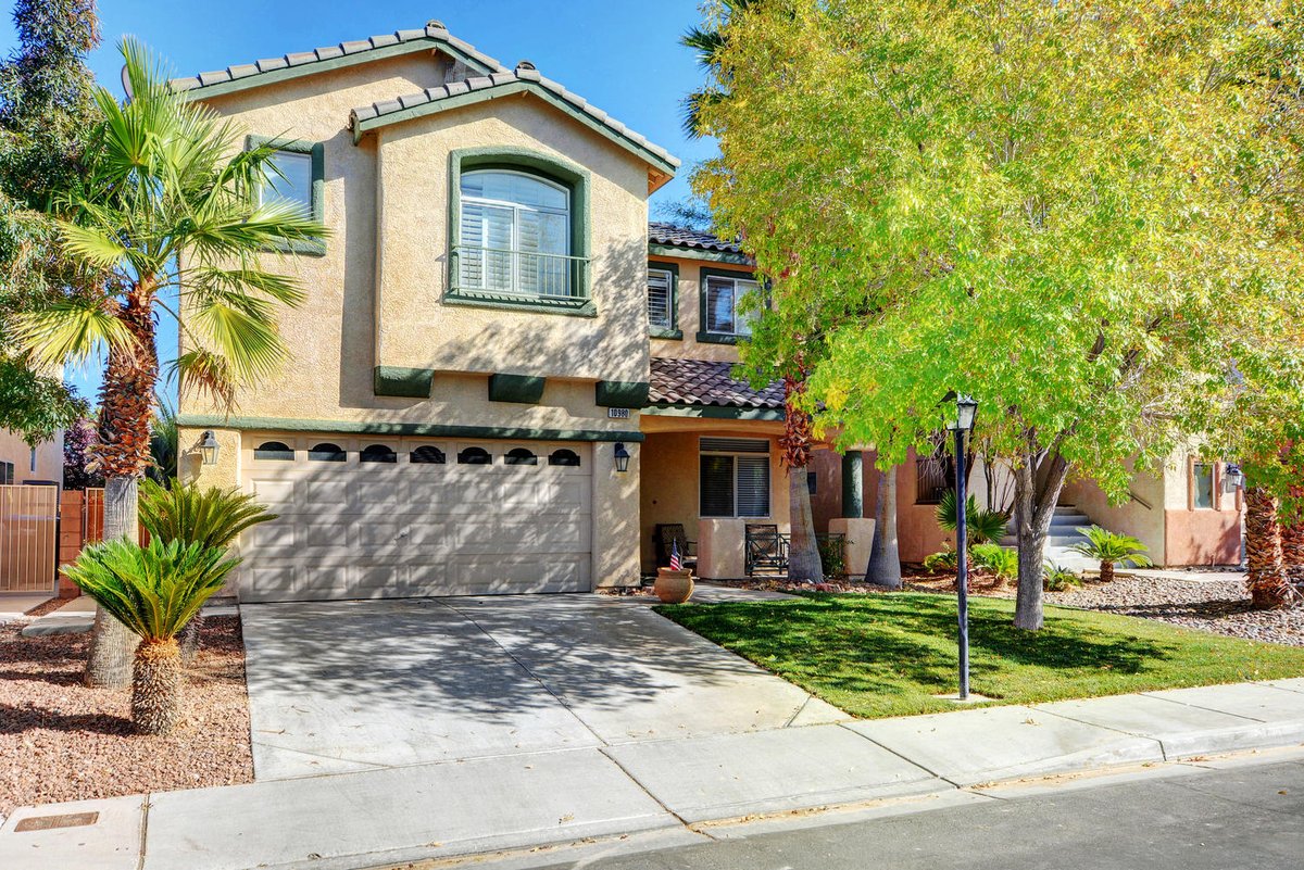 LVHomeGuide's tweet photo. 🏡 #NewListing in S. #LasVegas - Move-in ready #home w/ #pool in Southern Highlands! Upstairs loft &amp; tile/hardwood flooring throughout 😍 Private backyard paradise w/ pool, built in BBQ &amp; covered patio! 3 bed/2.5 bath/2,477 sq ft. Search all listings➡️  https://t.co/f4fuizYmpP https://t.co/FcMIwI4Bp4