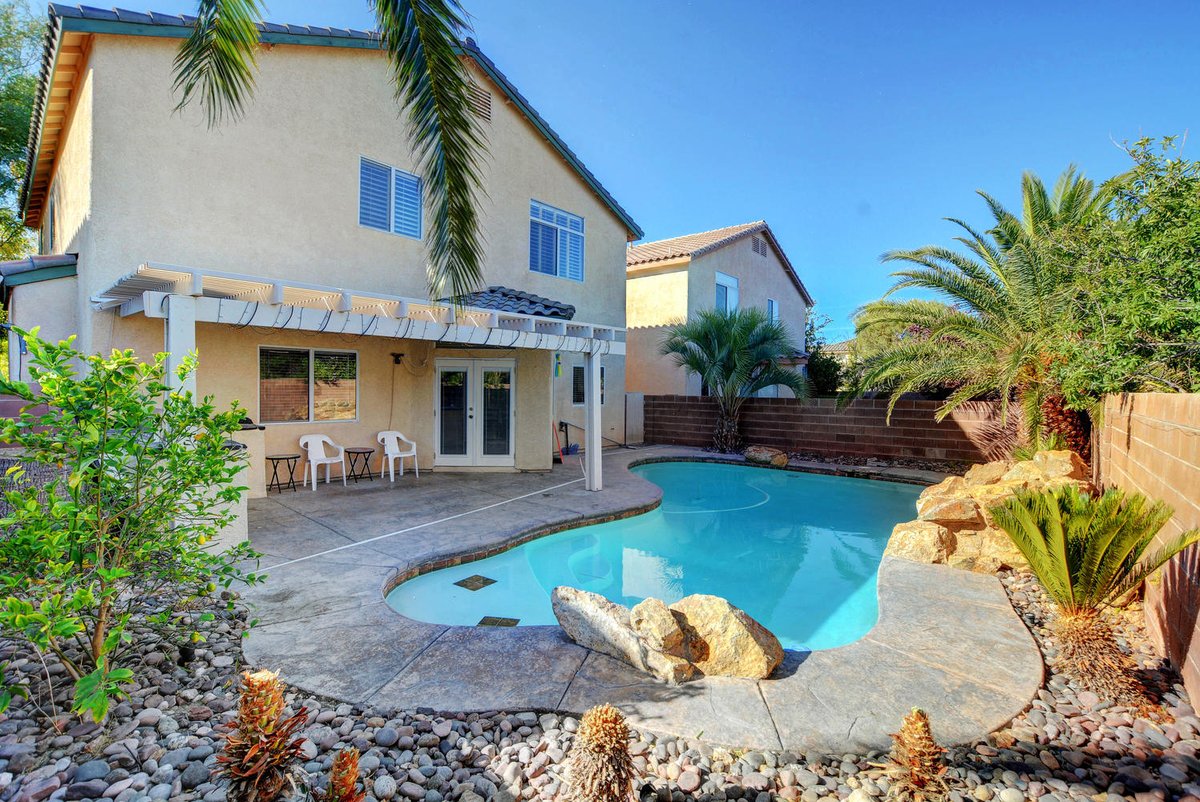 LVHomeGuide's tweet photo. 🏡 #NewListing in S. #LasVegas - Move-in ready #home w/ #pool in Southern Highlands! Upstairs loft &amp; tile/hardwood flooring throughout 😍 Private backyard paradise w/ pool, built in BBQ &amp; covered patio! 3 bed/2.5 bath/2,477 sq ft. Search all listings➡️  https://t.co/f4fuizYmpP https://t.co/FcMIwI4Bp4