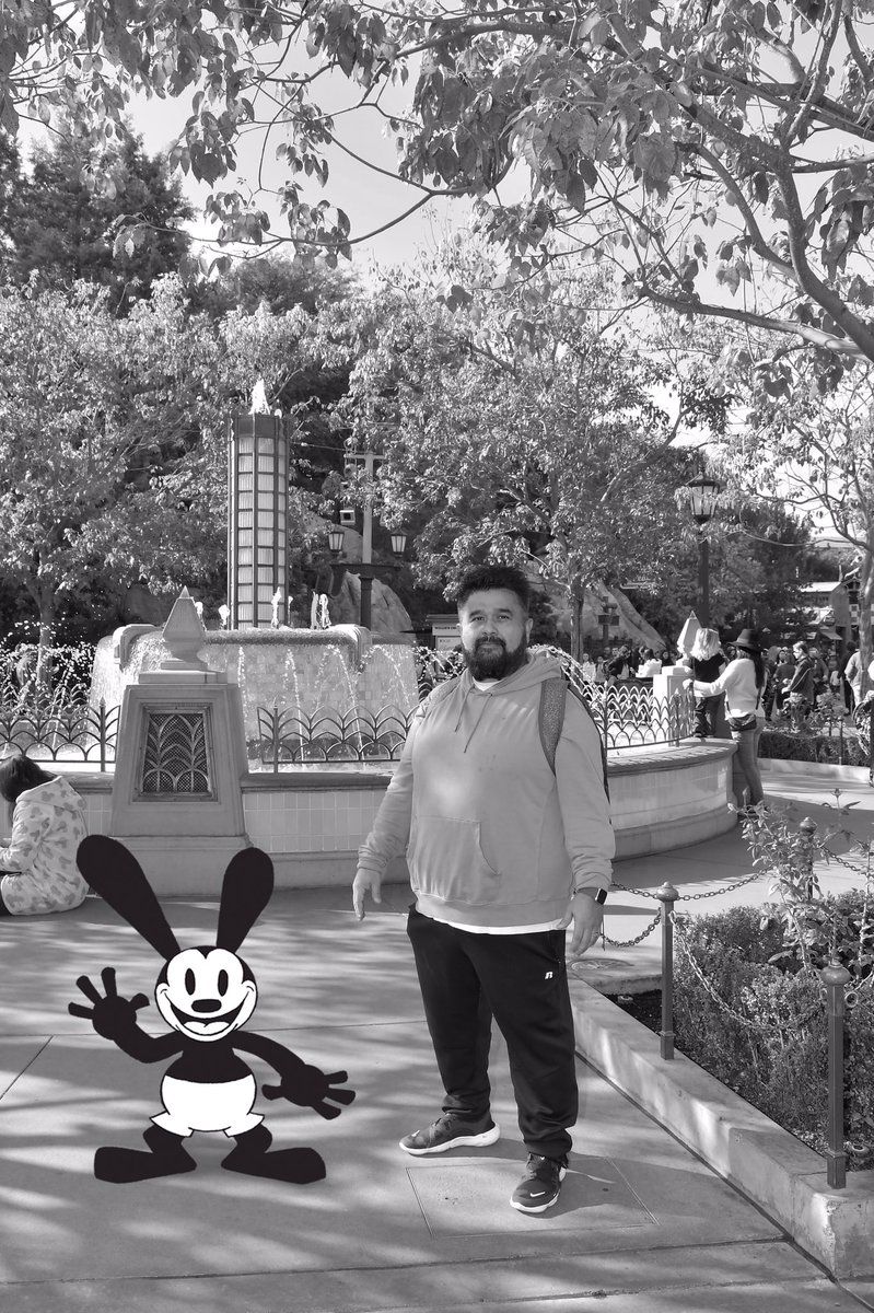 DISFIT4JnG's tweet photo. Oswald agrees, It was a two thumbs up day @DisneylandToday #Disneyland #Disney #DCA #buenavistastreet #WeDisney #IRunDisney #WeRunDisney #RunDisney #DisneyNewYear #DisneyChristmas #ChristmasTime https://t.co/AsCjdt0KZq