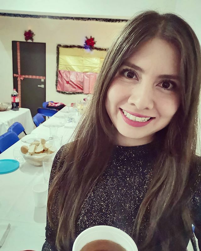 CALKARYLOVE's tweet photo. Muy feliz en esta navidad!! https://t.co/zlLSfzRwlZ https://t.co/M11hYZnmVz