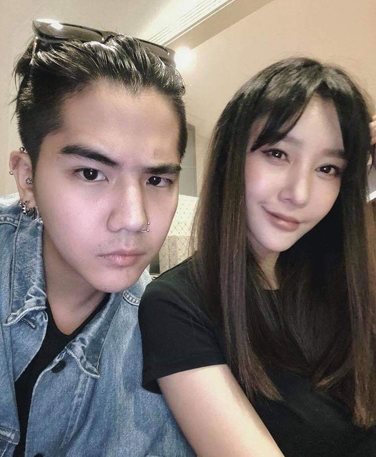 UnderbedDara's tweet photo. สักทีจ้าแม่สำหรับคู่หนุ่มสาวข้างบ้านชีแตงโมและนุ้งนิก คุณาธิป

ที่ล่าสุดประกาศอย่างเป็นทางการเรียก #แฟน2020 กันแล้ว หลังจากให้เป็นน้องข้างบ้านอยู่สักพัก

กราบชีโมนะ รักเด็กเป็นอมตะ ห่างกัน 10 ปีเท่านั้นกำลังกรุบเลยแม่ 5555555

#ใต้เตียงดารา https://t.co/i8QjWOCDPV