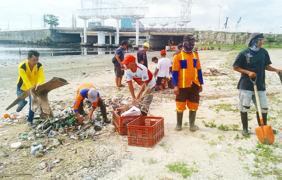 Kec_Mariso's tweet photo. Pagi ini Satgas Kebersihan melakukan penyisiran sampah di pesisir pantai CPI Jalan Metro Tanjung Bunga
#runmakassar #cleancomfortandcontinuity https://t.co/66aXlPMacL