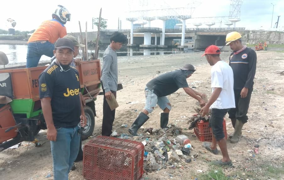 Pagi ini Satgas Kebersihan melakukan penyisiran sampah di pesisir pantai CPI Jalan Metro Tanjung Bunga
#runmakassar #cleancomfortandcontinuity