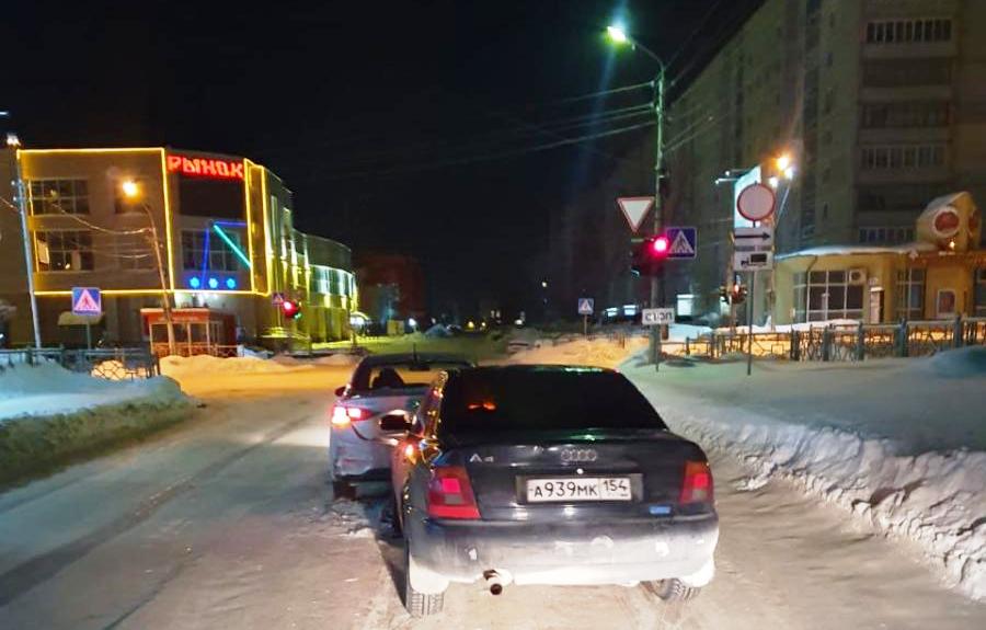 Пьяный водитель на «Ауди А4» врезался в «Хендэ Солярис» в Бердске.
Нетрезвый автомобилист не ориентировался в скорости движения
berdsk-online.ru/news/proisshes…