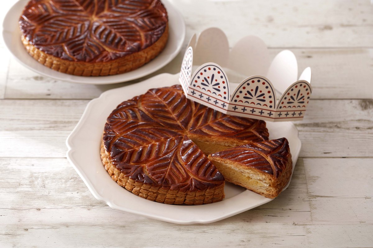 博多阪急 フランスの新年を祝うのに欠かせない 王様のお菓子 サクサクのパイの中にはしっとりとした風味豊かなアーモンドクリームと アーモンドが1粒 アーモンドを引き当てた人はその日一日 王様 女王様になることができます 1月15日 水 まで