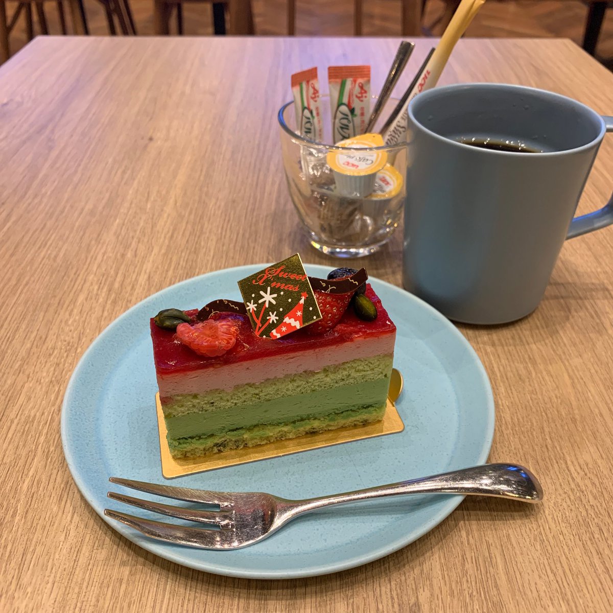 庵 自粛中 On Twitter 旭川市6条通9丁目 星野リゾートomo7旭川さんのカフェ バルでベリーピスタチオのケーキとコーヒーを ダイス入りのスポンジと ピスタチオチョコクリームがたまらない見た目も可愛らしいケーキ コーヒーもおかわり可能で 大満足のコーヒー