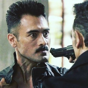 CHidalgoRoman's tweet photo. Sebastián Ferrat, el actor de 40 años, reconocido por su trabajo en la novela El Señor de los Cielos, falleció este domingo luego de contraer una bacteria tras ingerir carne de cerdo. No ingieran carne de cerdo y laven siempre sus manos, los celulares matan. https://t.co/hHAjtmRyhe