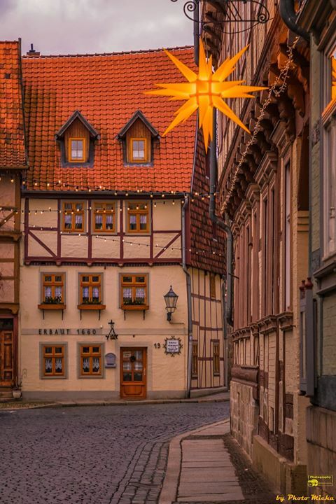 michaharz's tweet photo. Die Altstadt von Quedlinburg ist immer einen Besuch wert!
Guten Morgen,
ich wünsche eine schöne letzte Woche des alten Jahres und eine schöne erste Woche des neuen Jahres.
https://t.co/ly9WhsCDP6
#quedlinburg #altstadt #weltkulturerbe #unesco #fachwerk #fachwerkhäuser #geschi… https://t.co/mNzQIGbO3U