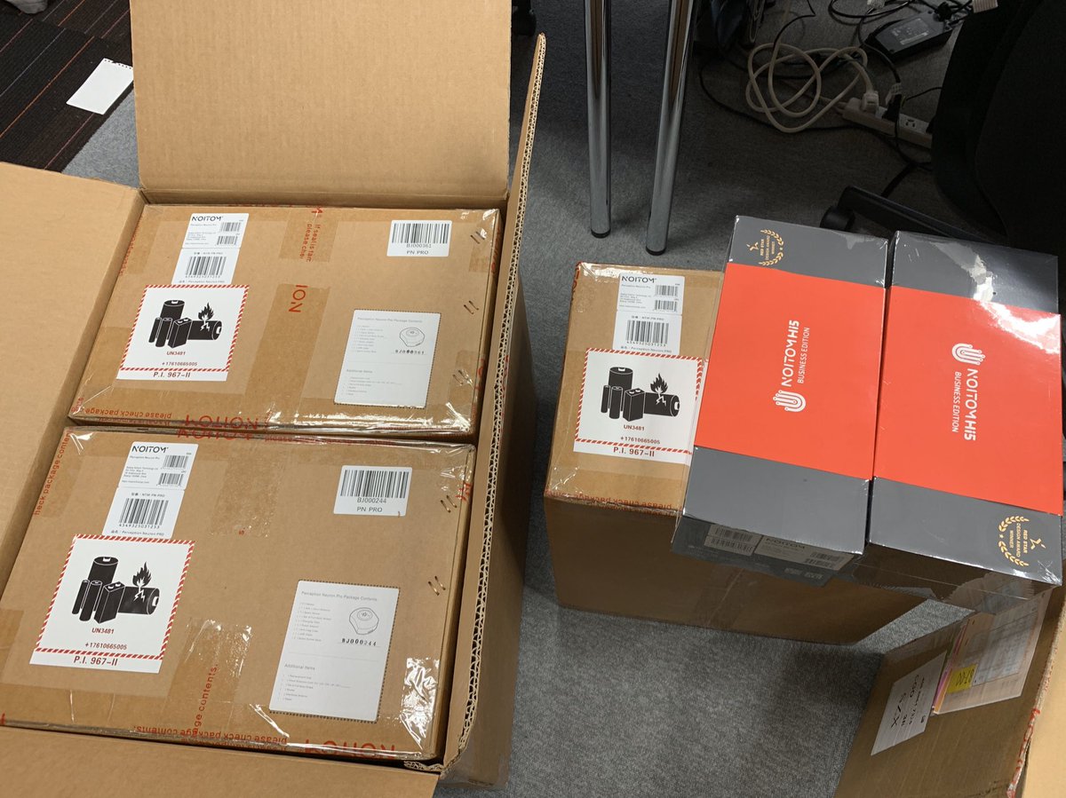 vtuberhack's tweet photo. Noitomさんからプレミアム大会の副賞用にPerception Neuron PRO x3 setとHi5 Business Edition x2 setが届きました！

最優秀賞用にPN PRO + Hi5
第2位用にPN PRO
第3位用にHi5
Noitom賞用にPN PRO+Hi5だそうです。

#VTuberHack
#VTuberHackPremium https://t.co/aRe0i7irv0