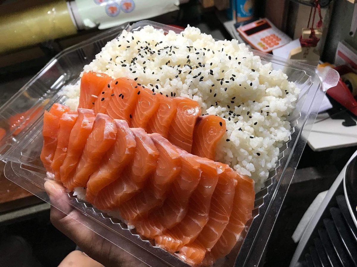 ขายร้าน Salmonracing ในตำนานบ้างดีกว่า 
- ร้านนี้ถูกมากกก แถมเก่ง ภาพแรกน่าจะ 2-3 ขีดได้
- สดจริง ของเข้าเป็นรอบๆ บางวันก็หมด ไม่ได้กิน
- ชอบการแล่ของนางมาก มีเหลือขอบเทาไว้ให้กรุบๆ 
- แถมท้องมาให้ ไม่ต้องจ่ายเพิ่ม (หรือเขาพิเศษให้นะ?)
-  อยู่ย่านวังหลัง
#รีวิวแซลมอน