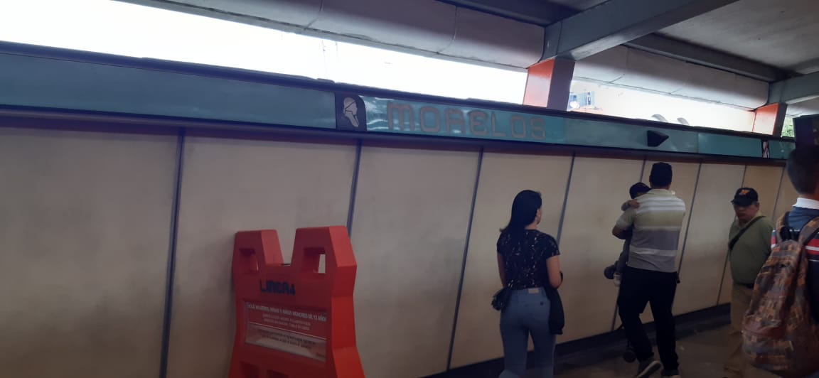 lessac5's tweet photo. Siguiente parada Santa Anita, linea 4, Martín Carrera-Santa Anita, que difícil tomar las fotos por el tono de la línea o no @Soniiglu #cdmxmetrochallenge https://t.co/ruTLCLqYh3