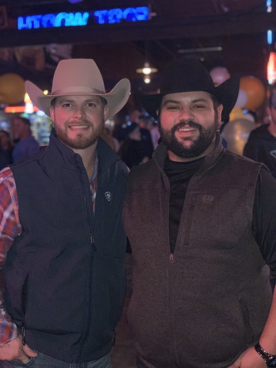 ACopelandmusic's tweet photo. Always good to run into my country music brother @andrew7ermusic at the worlds largest for @laughtersgood. #myabshurt #goodtimes #sundayfunday @BillyBobsTexas https://t.co/0QbZ1fEViV
