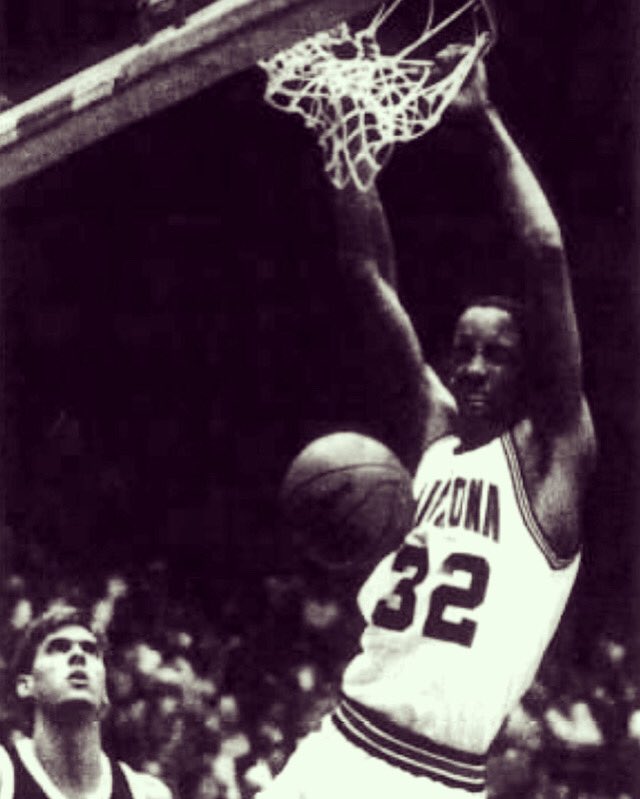 wildabout88's tweet photo. On this day in 1987 the #1 Cats defeated Michigan State 78-58 in the Fiesta Bowl Classic tournament. Sean Elliott finished with 24 points. 🐻⬇️ Photo Credit : Clarence Tabb Jr., Arizona Daily Star @seanelliott_32 @APlayersProgram @TucsonStar @SteveKerr @byronjr23 @HarveyMasonjr https://t.co/zgnwMJi2Eg