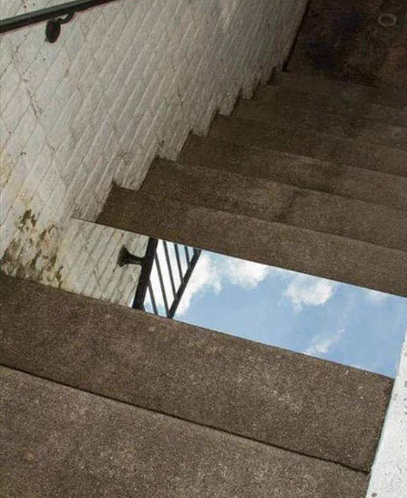 @pity_honeymoon こんな階段にも驚かされる 