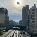 【伝説の生き物か】晴れた新橋駅にはばたくドバトがホウオウのようで話題に
