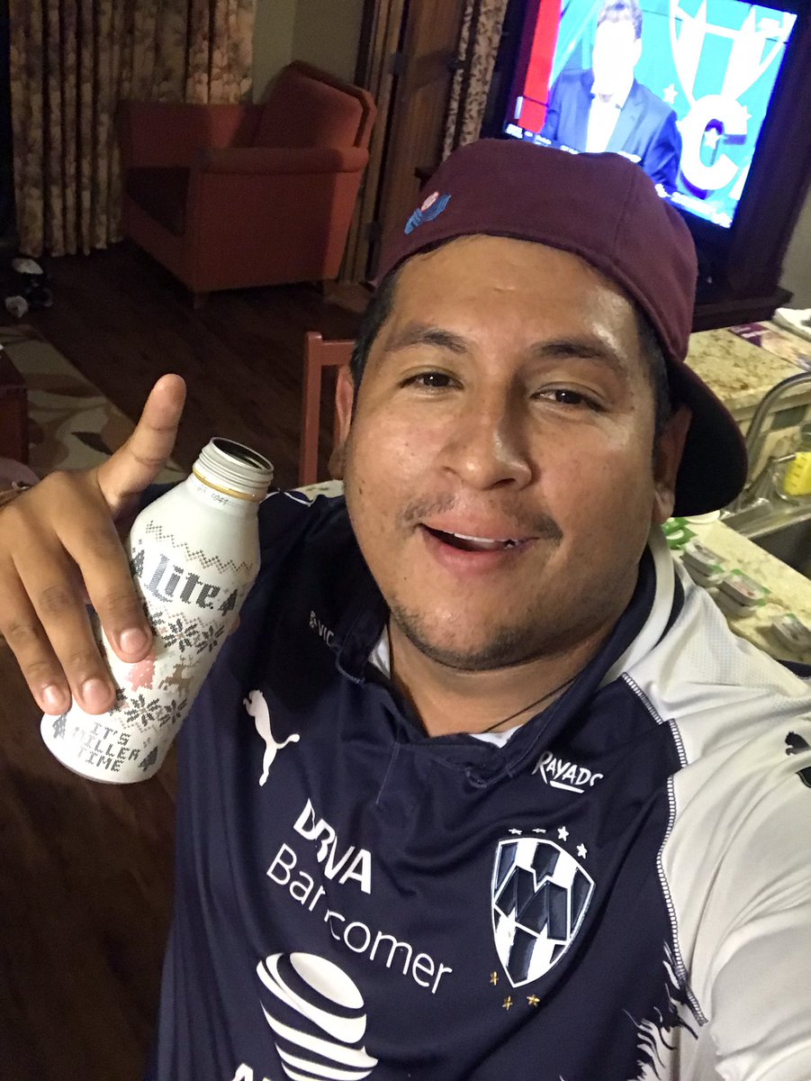 che_sergio's tweet photo. Cada que estoy lejos de mi monterrey querido no pierden y seguimos adelante #rayados #RayadosCampeon #followfinalista desde Disney papá https://t.co/ZdVEw30Inr