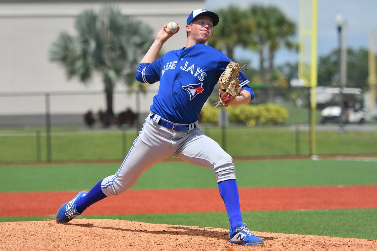 Dit mannetje heeft een mooi jaar achter de rug. Gestart bij Quick. Daar 64 innings gepitched met een ERA van 1.83, 62 SO en 9 BB. Geslaagd voor zijn examen. En eind juni getekend bij de Blue Jays. Trotse vader.