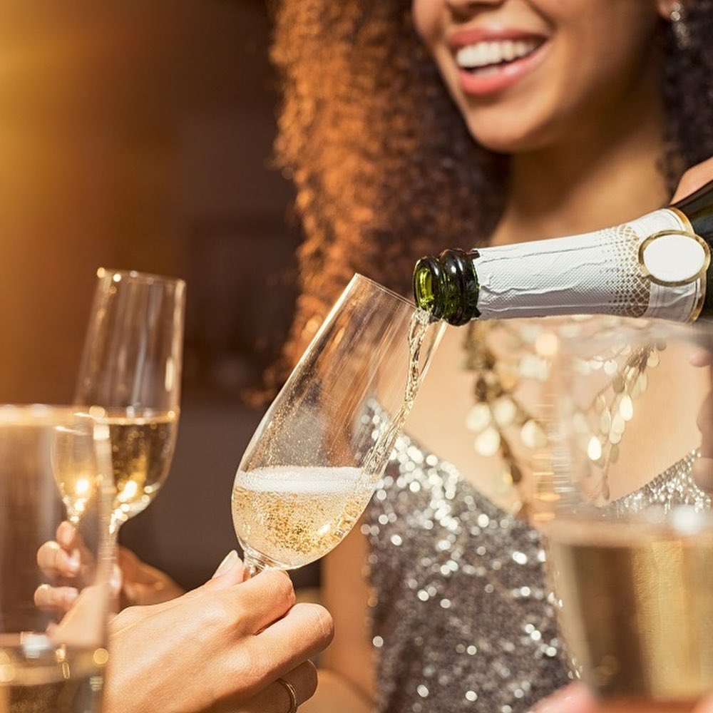 OneRepGlobal1's tweet photo. #1DayToGo: Counting down to the new year, come celebrate it at Conrad Bangalore.
Lounge in dedicated cabanas, dance to live music with personal butlers serving you delicious treats and unlimited premium pours.
#onerepglobal #ConradBengaluru #Hilton #StayInspired #NewYears2020 https://t.co/jZeTOi753X