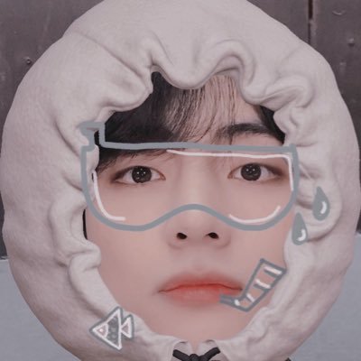 RuouRum_KO's tweet photo. •Mười mấy năm cục súc dới thiên hạ 
•Nay vì 1 người mà hóa dịu dàng....
Happyyyy birthday nha oppa ~~♡
@BTS_twt #KimTaehyung #방탄소년단 #BTSV #BeautifulSceneryTaehyung https://t.co/MYnIwalSEe