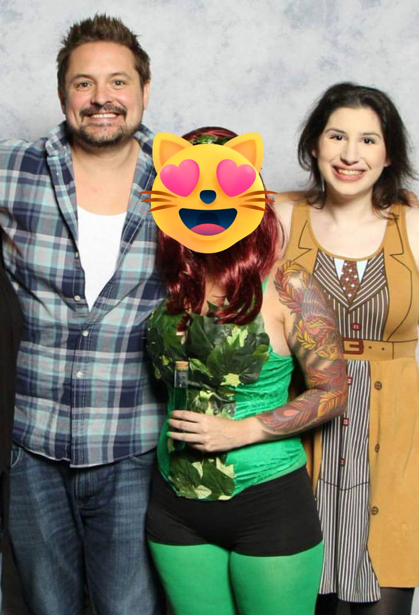 DopeAsmr's tweet photo. @okeebzo Girl Meets @willfriedle. Or as he put it, "Hi- I'm not David Tennant". 

No, sir, you are not. You're Mr. Squirrels, dammit. And that's exactly who I wanted to see. 

But seriously, REALLY nice guy! And the scene with Eric in the couch and inside the American Gothic painting? 🤣 https://t.co/nZH0TxOvrG