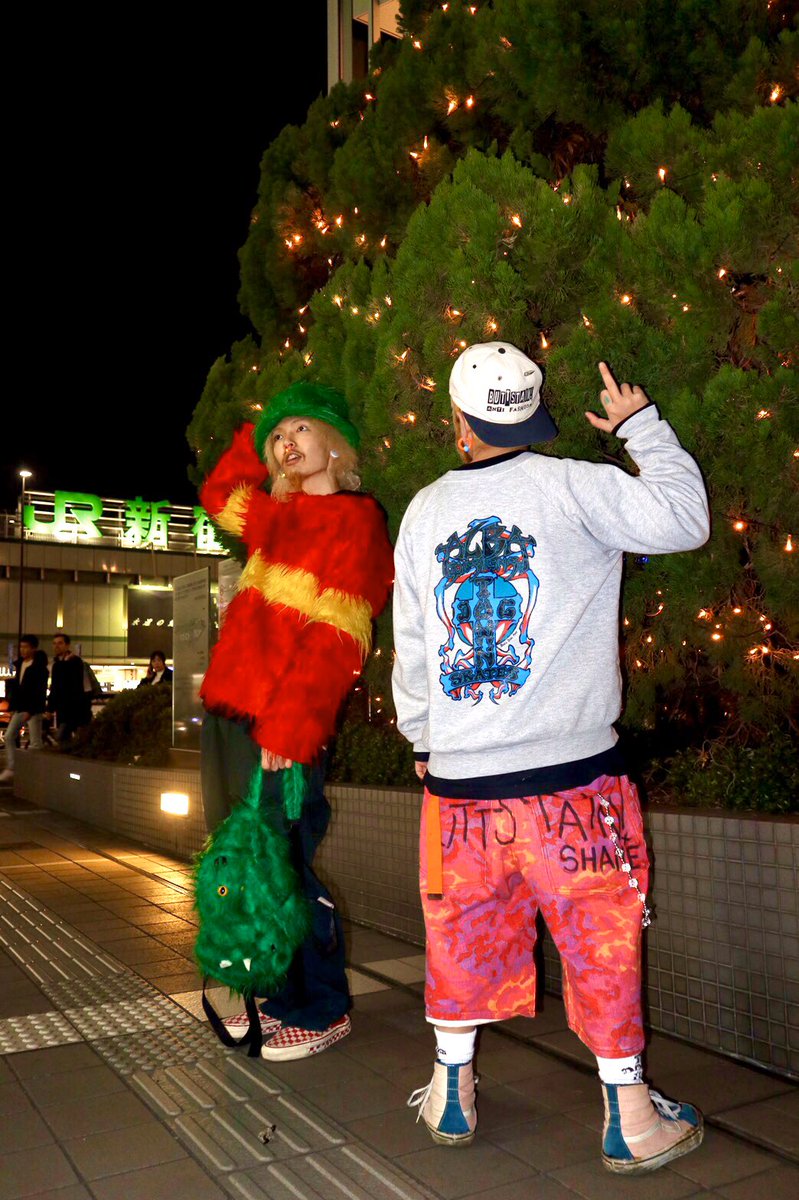 hanitanman's tweet photo. 東西変態会談🗼
#fashion #oldskate #buttstain #vans #oldvans #東京上陸 #派手 #tokyofunks #ootd #coordinate https://t.co/VLkeBIKsQI