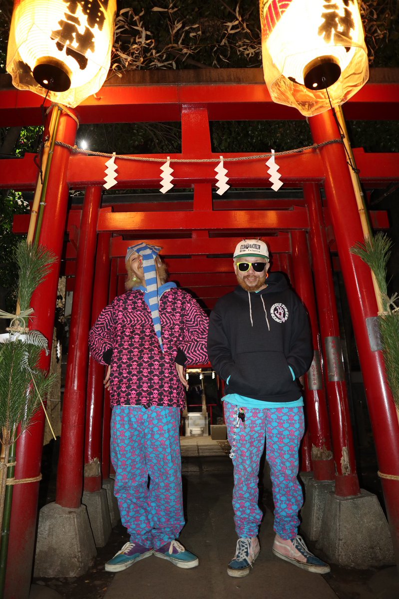 hanitanman's tweet photo. 東西変態会談🗼
#fashion #oldskate #buttstain #vans #oldvans #東京上陸 #派手 #tokyofunks #ootd #coordinate https://t.co/VLkeBIKsQI