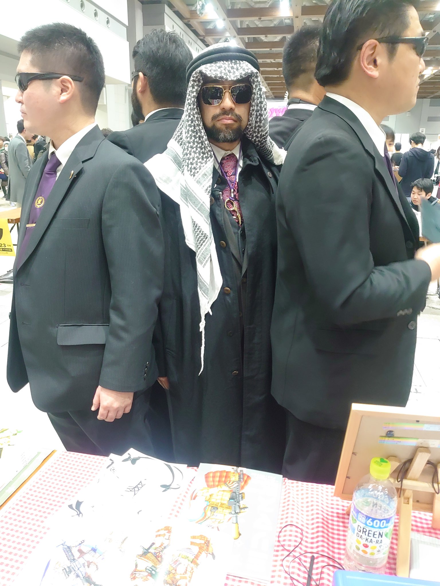 ボディーガードや通訳と共に 石油王がコミケに現れた 話題の画像プラス ボディーガードや通訳と共に 石油王がコミケに現れた 話題の画像プラス