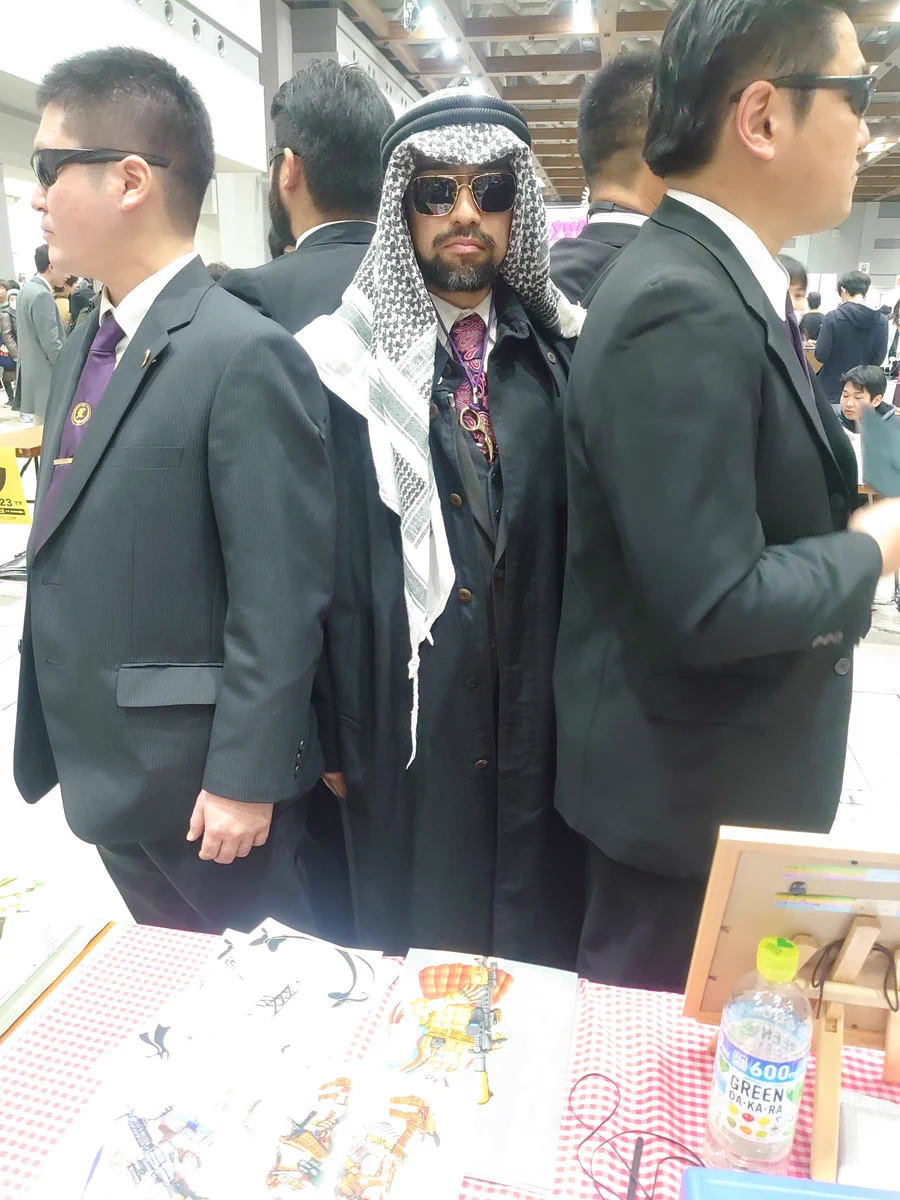 ボディーガードや通訳と共に？石油王がコミケに現れたwww