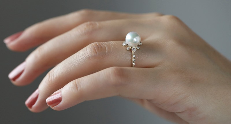 igiworldwide's tweet photo. Opting for a more untraditional style, @NationalJeweler eweler has the scoop on Emma Stone’s #pearl “snowflake-like” engagement ring: https://t.co/HrX0R3hrTw

#igi #nationaljeweler #jewelry #emmastones #pearlring #style #engagementring #goldring #engagementgoldring https://t.co/sRztugjRW0