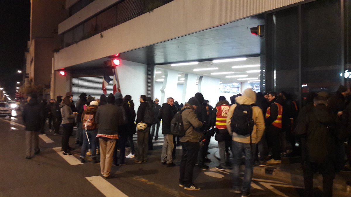 tcabarrus's tweet photo. Blocage des dépôts de #bus de la #RATP à #SaintDenis et à la #portedOrleans à 5h du matin par des militants de la #CGT, du #NPA et de #LFI, et déblocage une heure plus tard par les #FDO assorti de quelques interpellations. https://t.co/7f0cIsIuC5