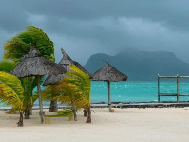 MauritiusGuide's tweet photo. A Cyclone warning Class 3 is in force in Mauritius, be cautious don't go outside, as it can be dangerous with the heavy rainfall and wind 😌😌😌 please be safe https://t.co/qqZqhPA2Zz