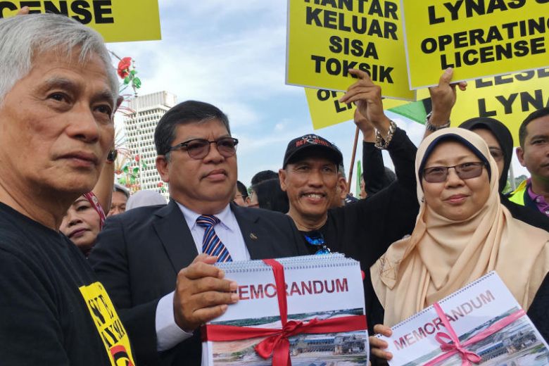 perdanamentari's tweet photo. @fuziah99 Header ni lagi ok. Keh3.. memperjuangkan #stoplynas konon. Buta2 rakyat diperbodohkan. Dulu kutuk BN pasal tak ambil tindakan kt Lynas. Sekarang dan jadi kerajaan? Menikus. https://t.co/rsc11O8xQp