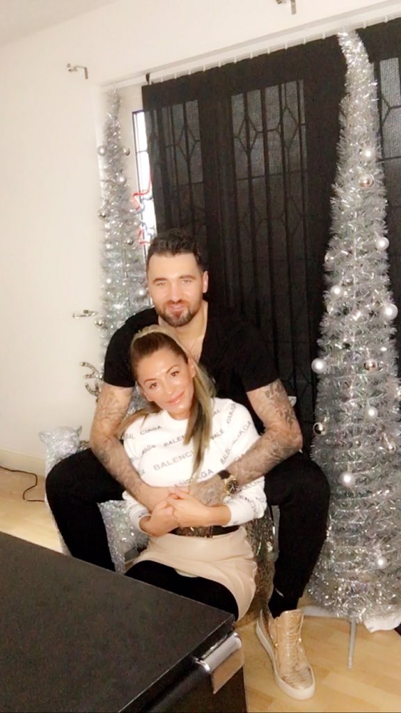KashiaGirl's tweet photo. Seasonal greetings from G pad 😘❤️❤️ https://t.co/hzfL749aPA