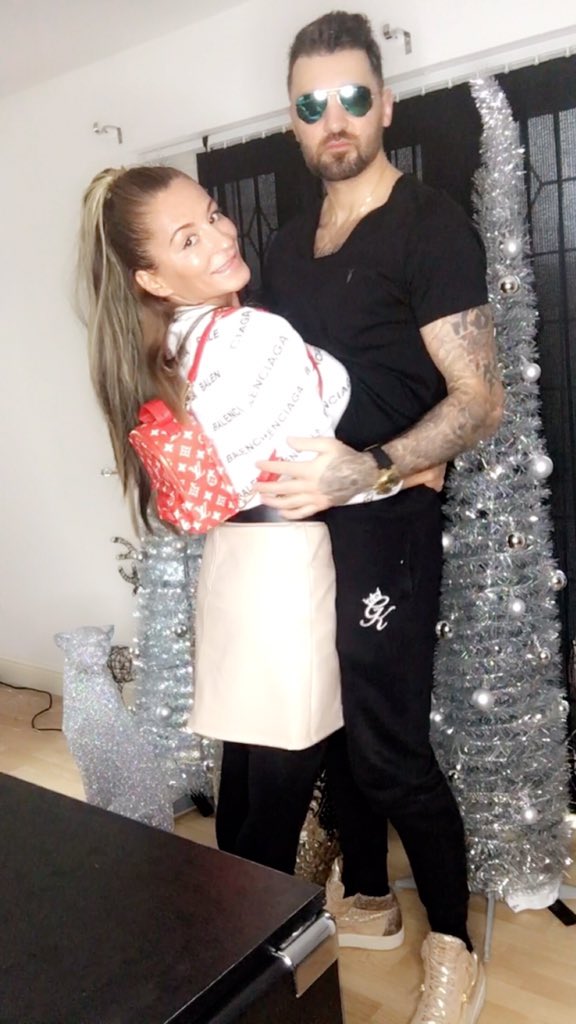 KashiaGirl's tweet photo. Seasonal greetings from G pad 😘❤️❤️ https://t.co/hzfL749aPA