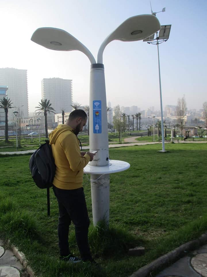 radioalgerie's tweet photo. #Oran : Un appareil pour recharger gratuitement les batteries des appareils électroniques à Sidi Mohamed (électricité produite à partir d'#énergiesolaire) 
@FatimaZerouati @CEREFE_Dz @interieur_dz https://t.co/K5BpNJgLmo