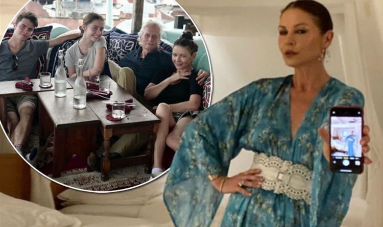 pplplaza's tweet photo. Catherine Zeta Jones shares ‘weird selfie’ after family snap with Michael Douglas and kids - https://t.co/8fOyKXhFRj https://t.co/vhZjjOmwyv