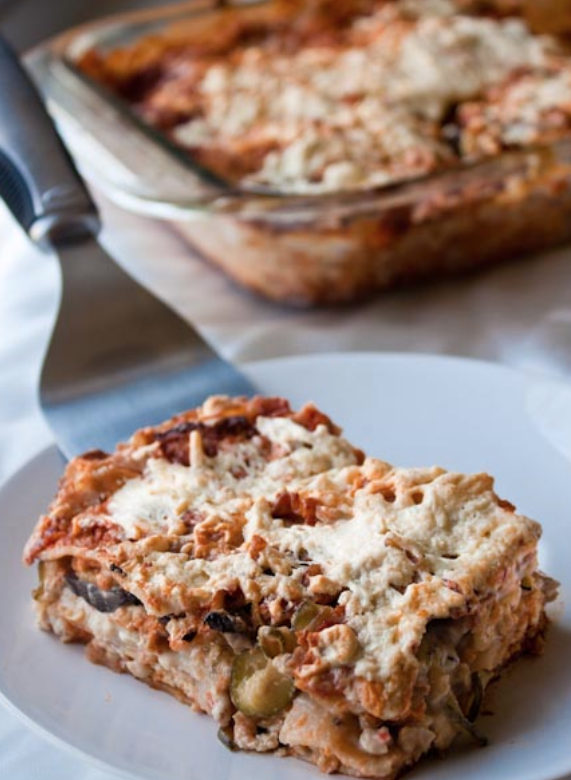 Lasagna with creamy red wine sauce vaultfield.com/blog/lasagna-w…
