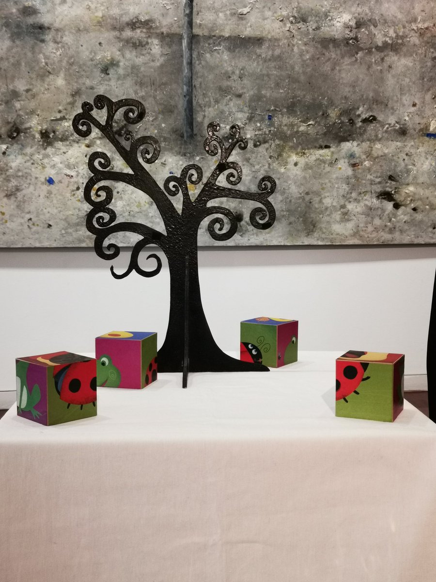 ¿Os acordáis de esos primeros años en los que los árboles llenaban <a href="/AviladeCuento/">Ávila de Cuento</a>? Aquí tenemos un bonito retorno. 📷
En 15 minutos comienza la primera sesión de la última jornada del festival. Bebés, en el Palacio Los Serrano de @Fundacion_Avila. 👇