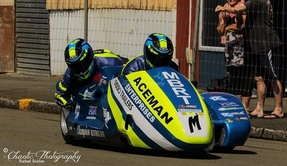 GlobalSidecar's tweet photo. 2019~New Zealand, Cemetery Circuit 

Suzuki International Series

Round 3

Remember to tune into this page for up-to the minute Race qualifying and Race results provided by~@MarkDennis2
#elevatestoragesolutions

Photos by~
https://t.co/tJfJ4qVNVX https://t.co/vC1RuACDAQ