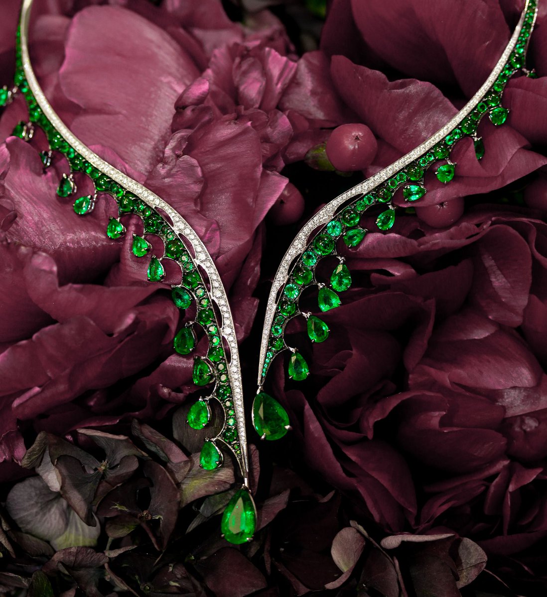 VanLeles's tweet photo. Our Legends of Africa necklace, adorned with the most exquisite @gemfields Zambian emeralds. #Emeralds have been #gems of fascination in many cultures for over six thousand years. #Cleopatra was an avid collector of emeralds
#VANLELES #EthicallySourced #Diamonds #FineJewelry https://t.co/AO6aG0sY4m
