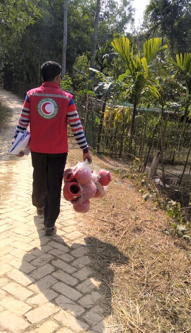 Taslim_Reza_'s tweet image. Swing into action of a #WASH personnel of #BDRCS to the affected #HostCommunity due to the influx. To provide WASH services to with voluntary commitment. #PMO, Cox's Bazar. @QRC, @RotesKreuz_CH, @TurkKizilay, @roteskreuz_de, @RodaKorset,  @danskrodekors, @BDRCS1, &amp;amp; @IFRC.
