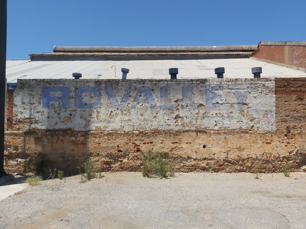  #PubCrawl: I regularly drive past this old pub in Adelaide yesterday and thought I'd stop for a look.The Squatters Arms, Thebarton, has been closed for a couple of years but was very popular on the music scene.I hear it may be in line for a revamp. Unsure how true. #pubs  #beer