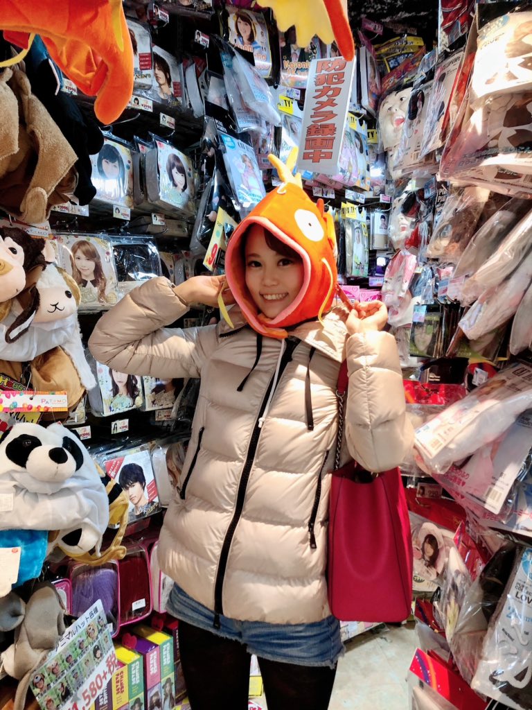 小鳥遊 レイラʚ ө ɞことりちゃん この間まりきゅんとお出かけした時にドンキで明日の年末特番の時に被る被り物買ったよ 楽しみにしててね このコイキングは試着だけです 笑 T Co Ozv68fqml2 Twitter