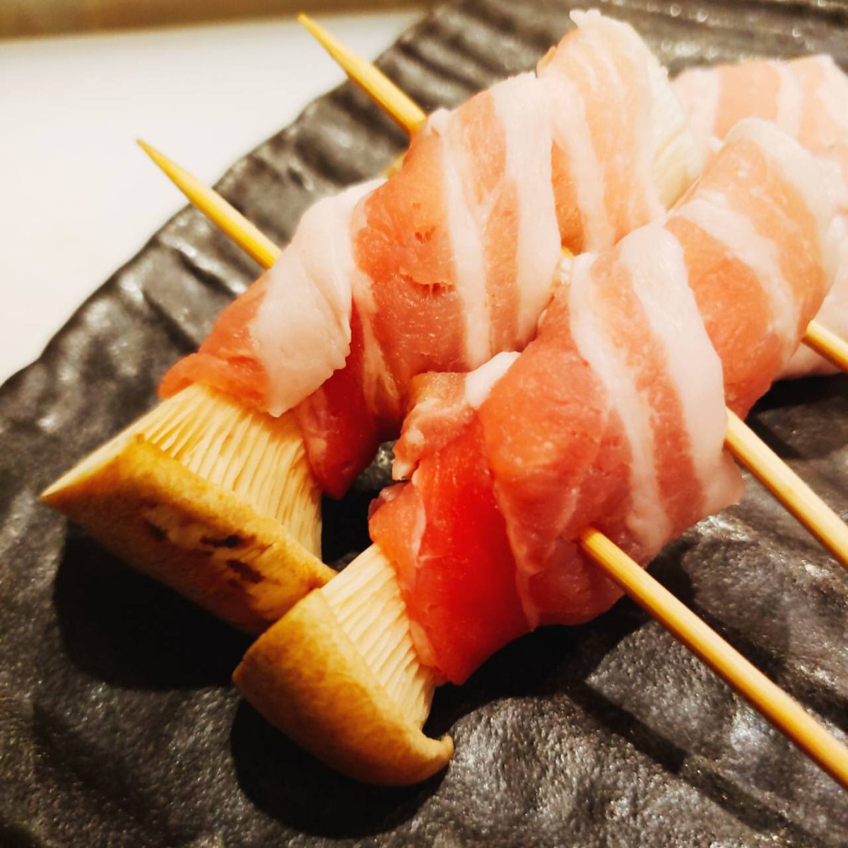 新宿 銀河系 やきとり 餃子 はるかとかなた はるかな名物野菜巻き エリンギ巻き串 豚バラエリンギ巻き 野菜巻き串 牛タン 当日予約ok 年中無休 新巻き串宿東口 歌舞伎町 ゴジラロード 餃子 手作り餃子 焼き鳥 野菜巻き串 ワイン好きな人と