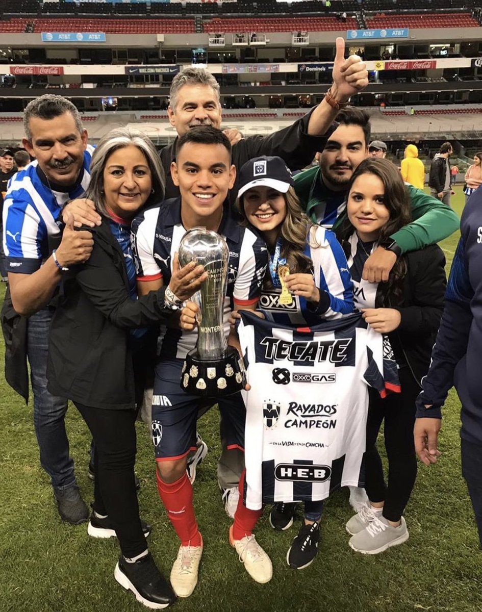 CharlyRdz's tweet photo. Gracias a Dios por tantas alegrías, esto es de ustedes familia, los amo 🏆❤️ CAMPEONEEEEES CARAJOOOO #quealegriaserdelmonterrey 💙 https://t.co/LOw3NuiB3A