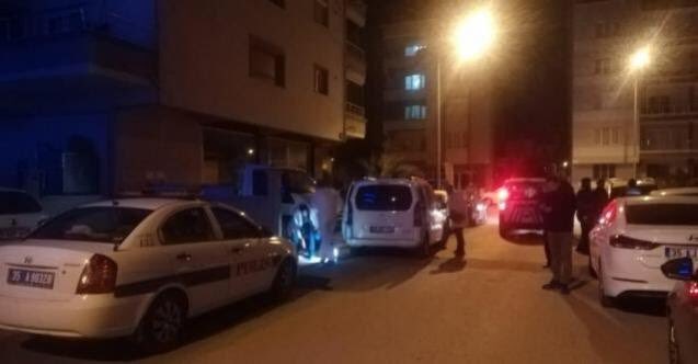 İzmir Torbalı’da beyaz kod veren bir hekimin kendisi evde değilken karısı başından vurularak olaydan 15 dk önce de soruşturmayı onaylayan ilçe sağlık müdürü öldürülmüş.
Devletin doktoru, müdürü, savcısı onurudur.Devlet onuruna sağlıkçısına sahip çıkık korumalıdır.